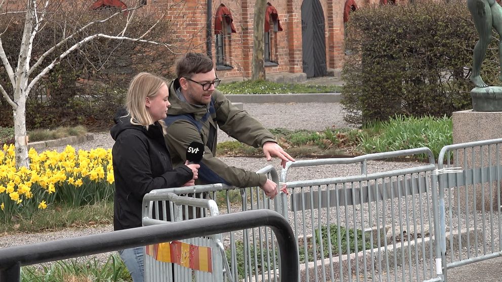 Ett långt byggstaket kan ses för kajkanten när man går vid Smörparken i Eskilstuna, staketet kan få vara kvar där till 2027.