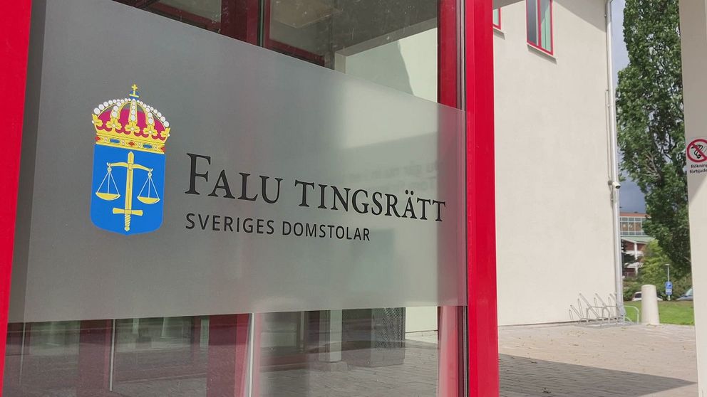 Skylt med texten Falu tingsrätt, Sveriges domstolar.