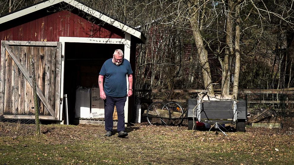 Jan Fjärrstad promenerar med lågt huvud bort från skjulet där han förvarat sin permobil, som inte längre godkänns av regionen.