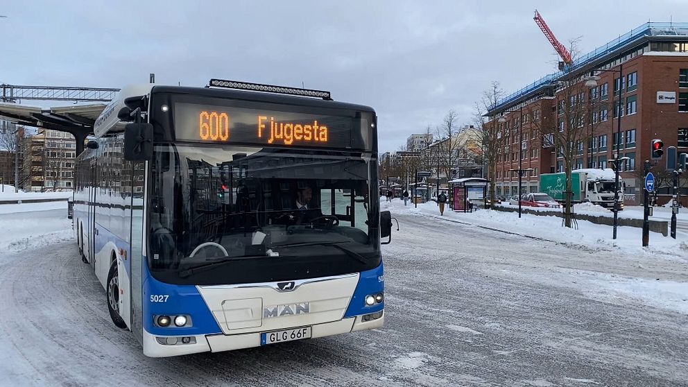 Buss lämnar busstationen i Örebro