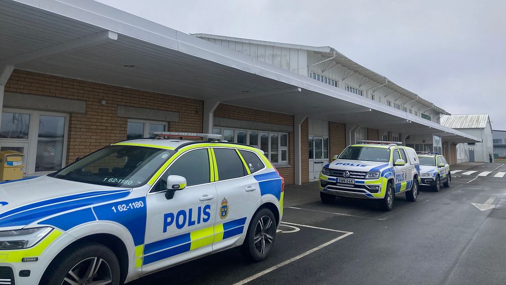 Tre parkerade polisbilar framför Kristianstads flygplats.