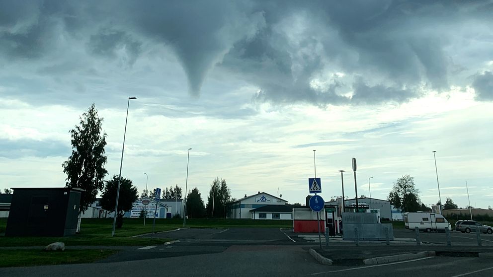 En tromb uppenbarar sig på himlen mellan Haparanda och Torneå.