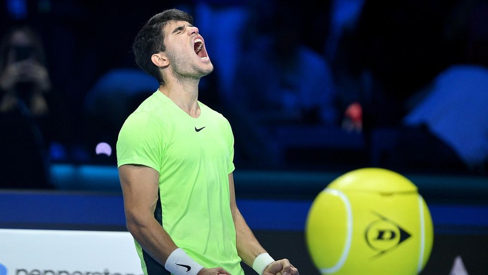 Spanjoren Carlos Alcaraz vrålar ut sin glädje efter att ha säkrat en semifinalplats i ATP-slutspelet.