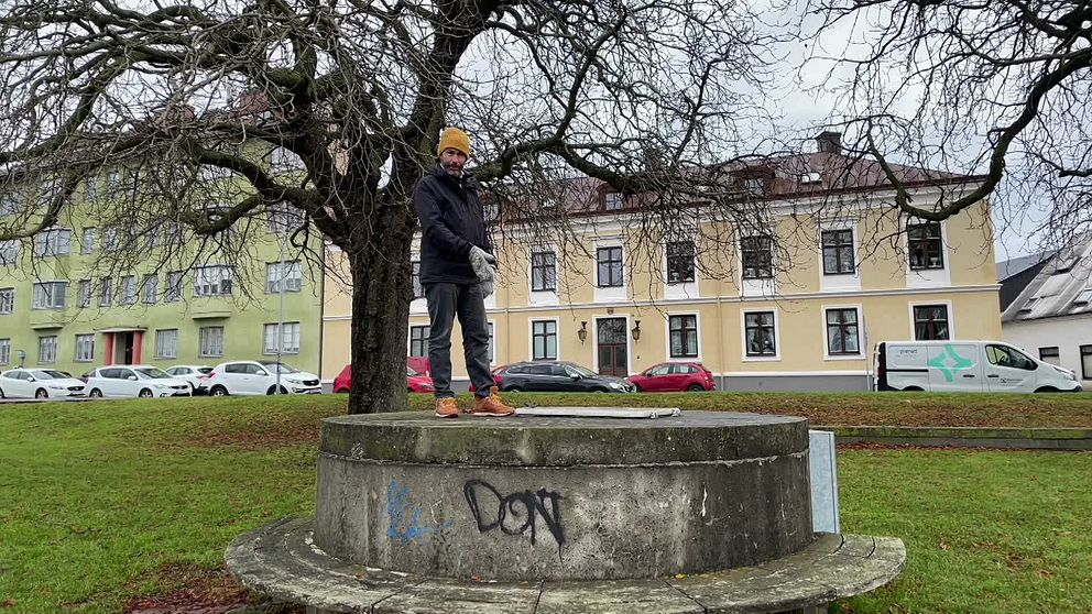 VA-ingenjören Magnus pekar på en mätare i Kristianstads kommun