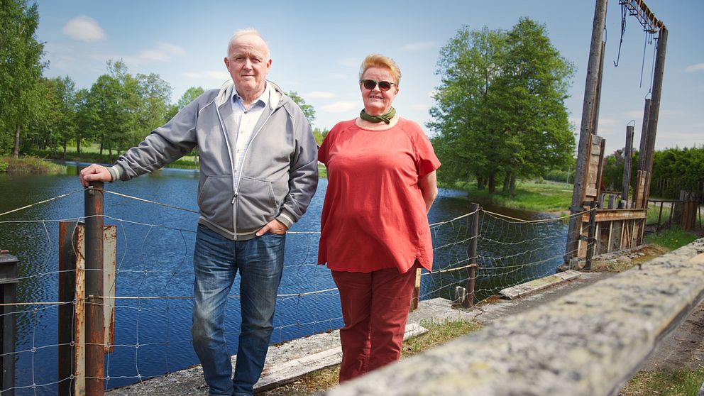 Syskonen Erik Åberg och Anna-Stina Åberg Hammarberg framför Kvarndammen i Bergby.