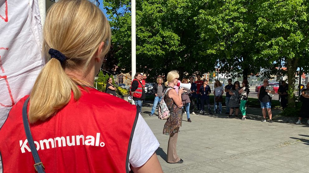 En bild på hemtjänstpersonal ståendes framför Kungsbacka stadshus