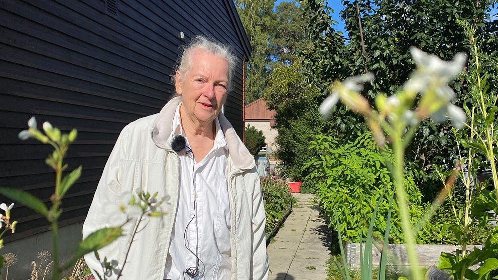 Christina Nilsson Löv står i sin trädgård i Härad