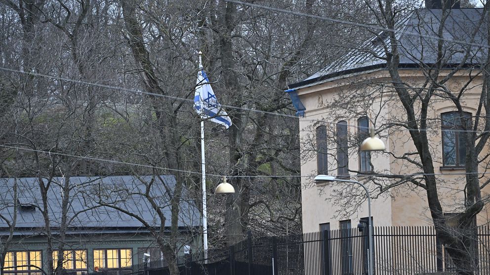 Israels flagga vajar utanför ambassaden i Stockholm.