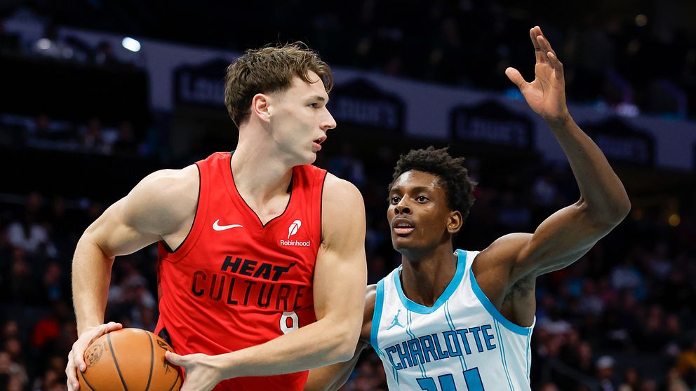 Basketspelare från Miami Heat vs. Charlotte Hornets på planen.