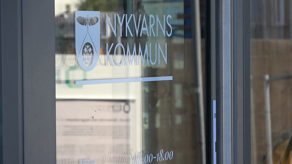 Nykvarns kommuns logga på en genomskinlig dörr