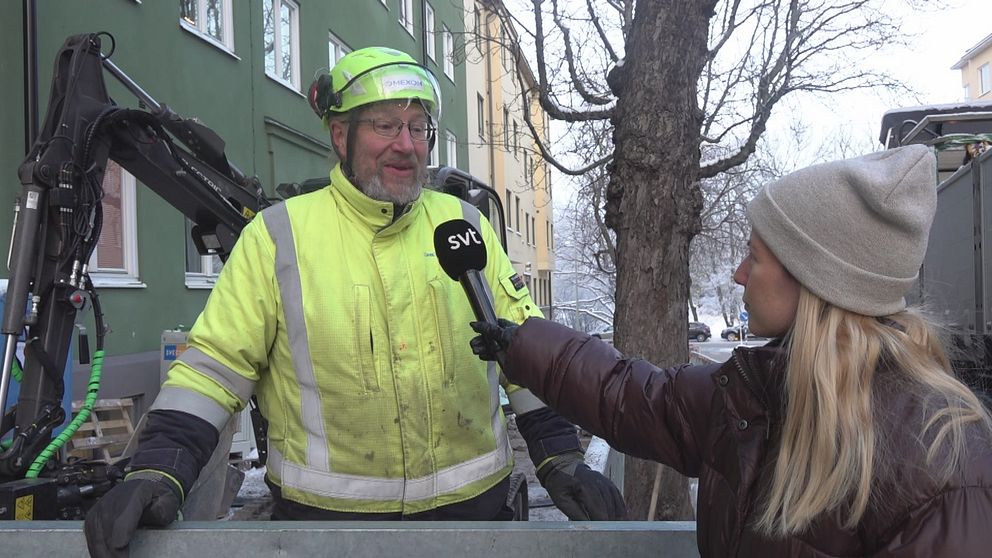 grävmaskinist på elektronisk byggarbetsplats