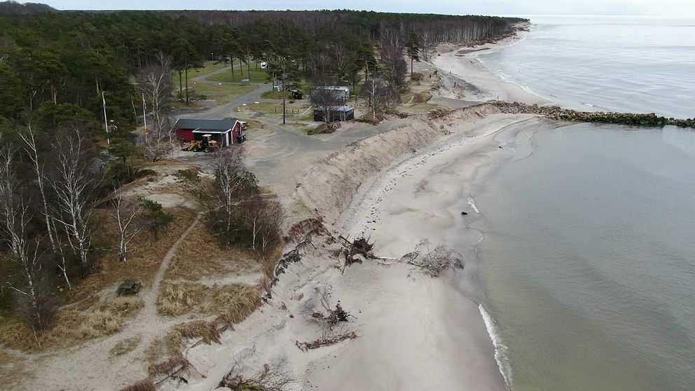 En drönarbild av en skadad strandremsa i skåne