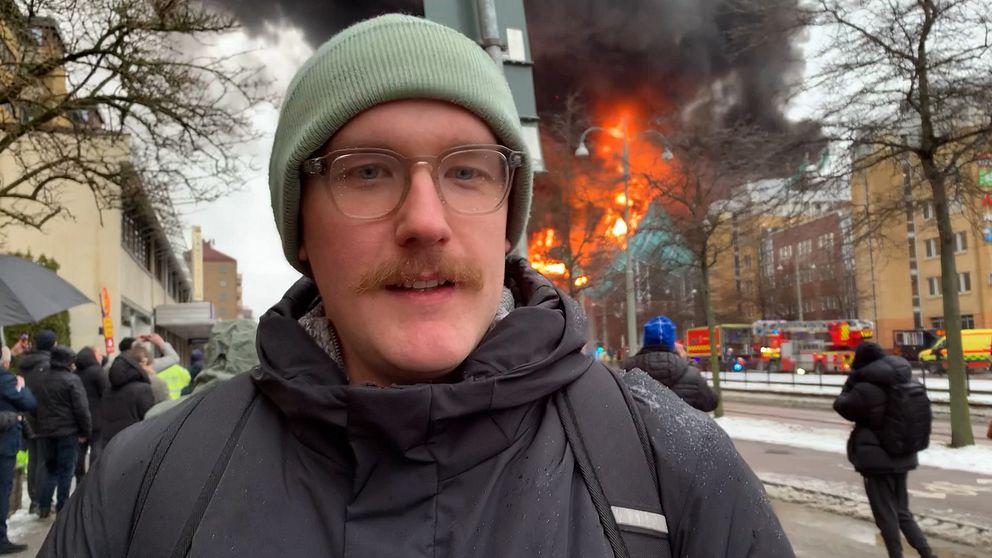 Philip Jonsson står framför branden vid Lisebergs badhus.