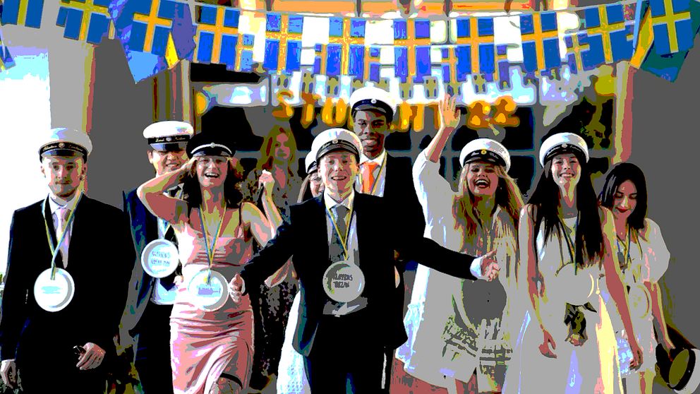 Studenter med studentmössor under svenska flaggor som hänger över dem.