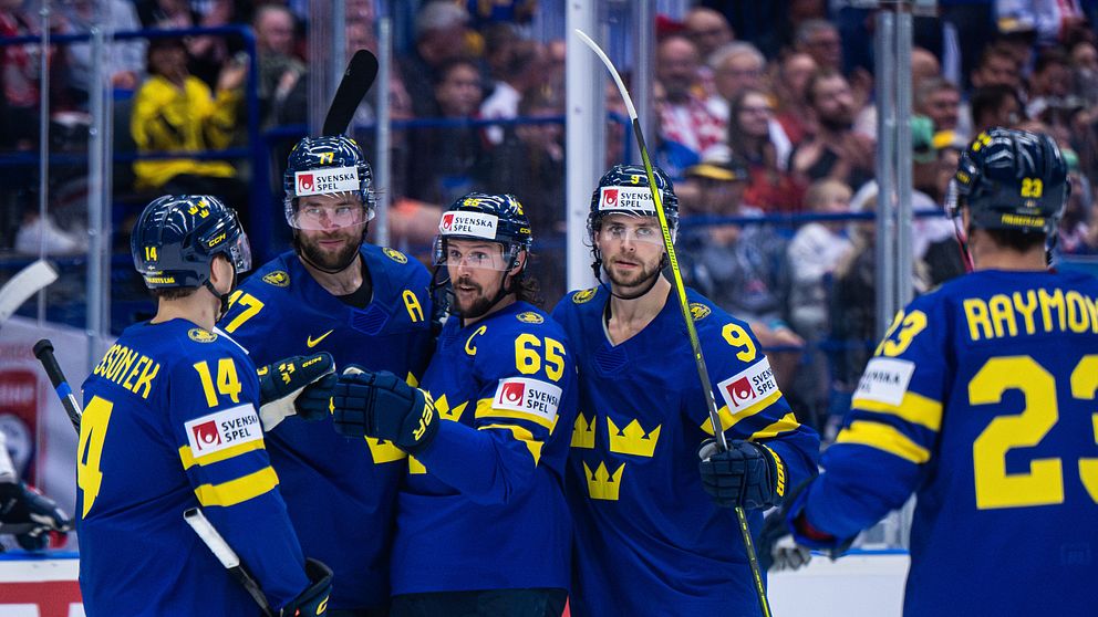 Till slut gjorde Tre Kronor mål i powerplay. Erik Karlsson jublar