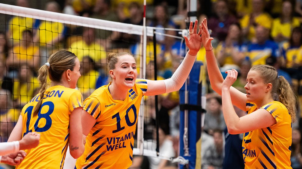 Isabelle Haak och det svenska volleybollandslaget.