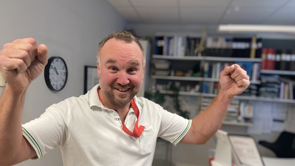 Bra liv näras verksamhetschef Ulf Österstad jublar med händerna uppe i luften.