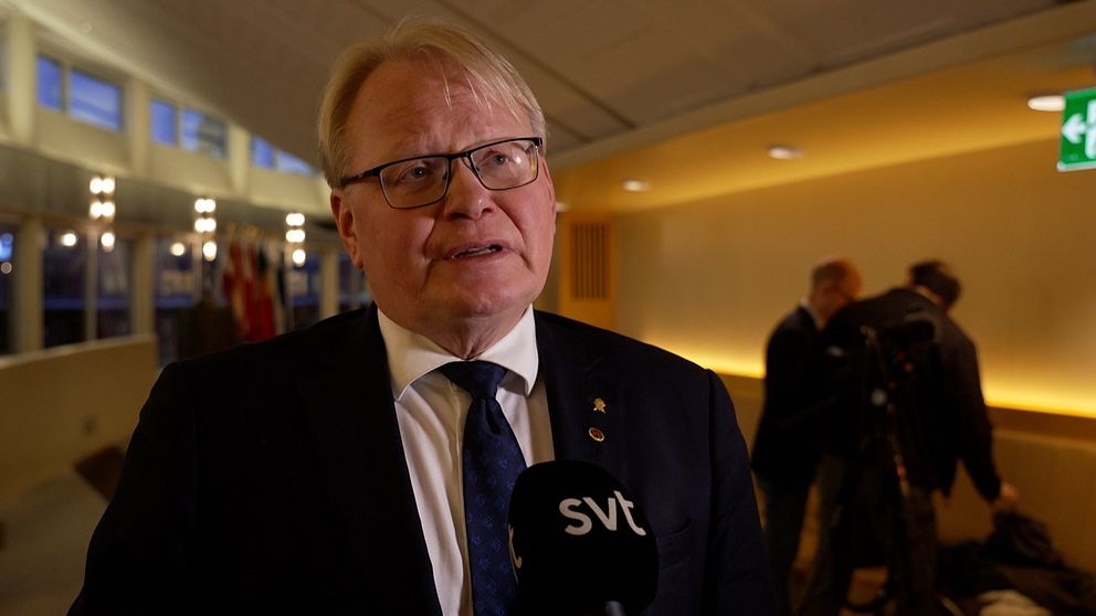 Peter Hultqvist (S) blir intervjuad i riksdagshuset.
