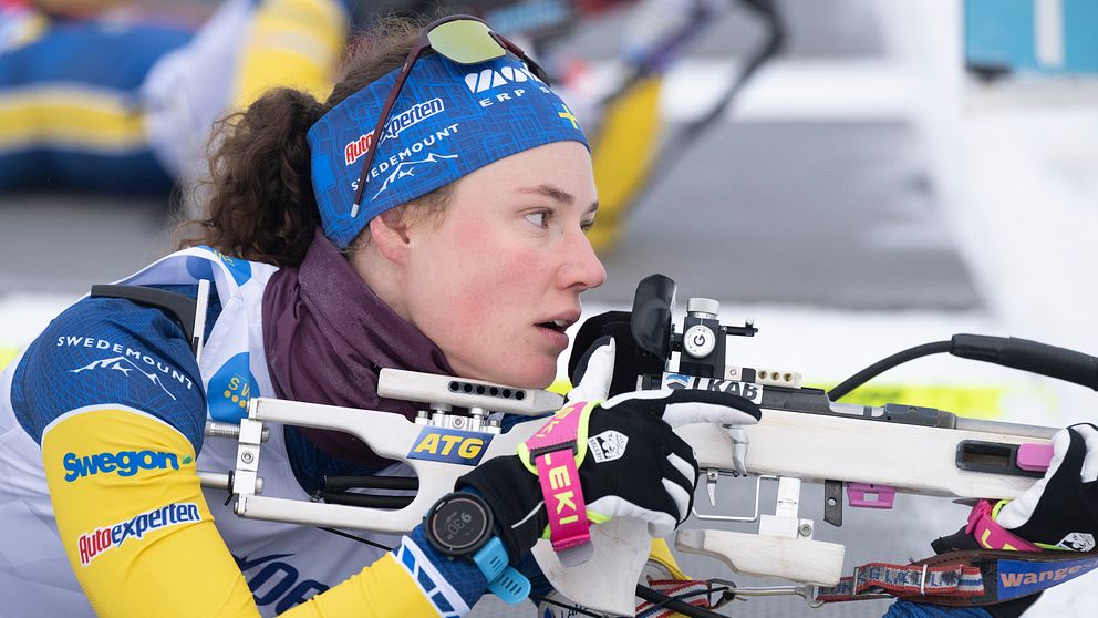 Hanna Öberg på väg att inleda sitt liggande skytte.