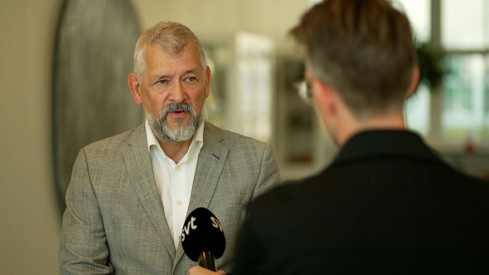 Nils Öberg blir intervjuad.