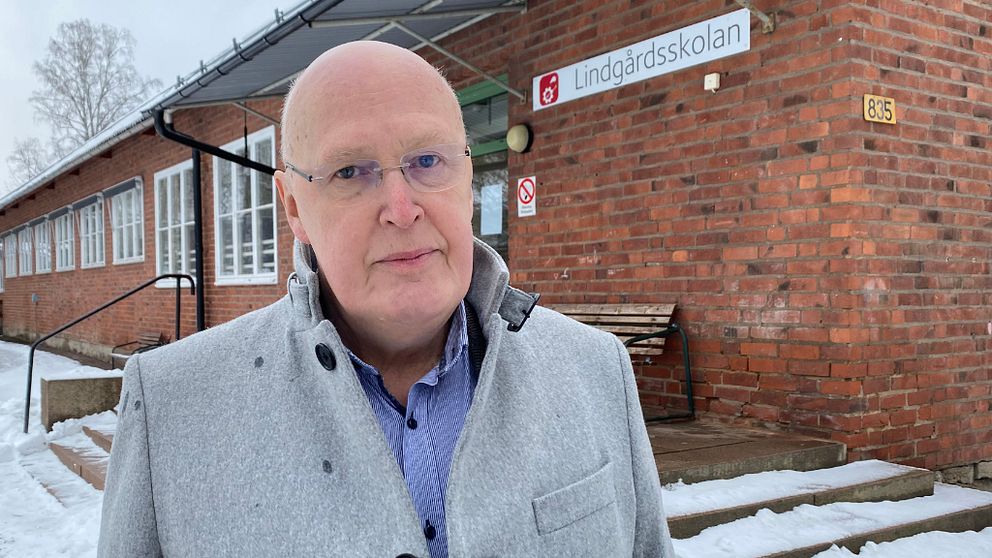 Kyrkoherden i Fagersta Henrik Rydberg framför Lindgårdsskolan.
