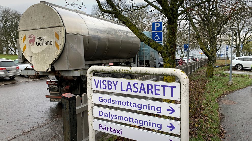 En skylt där det står visby lasarett och en tankbil med vatten.
