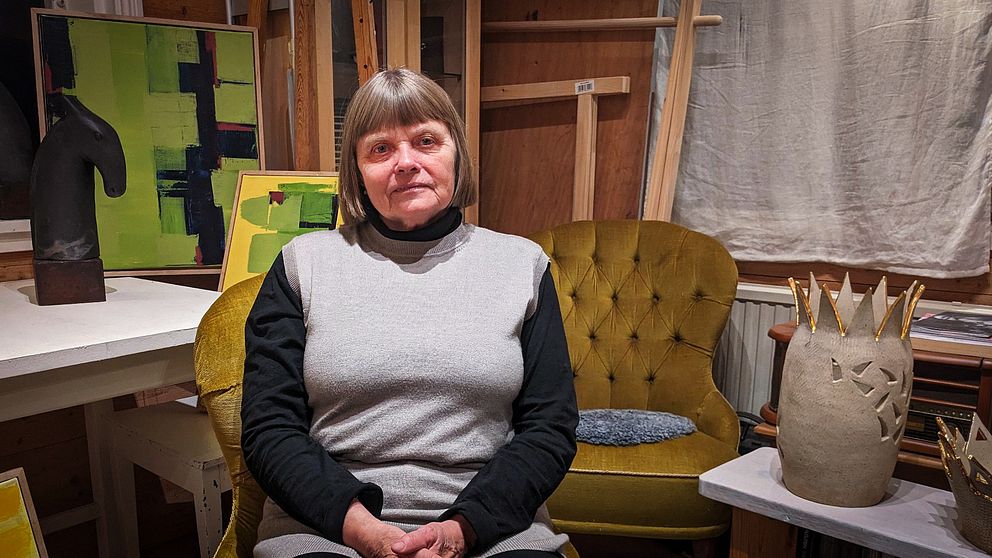 Konstnären Maud Probst Rönnbom, medlem i kulturföreningen Kultur 57, sitter i sin konstateljé bredvid några av hennes skulpturer och tavlor