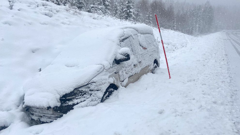 Bil i snöigt väglag som åkt i diket.