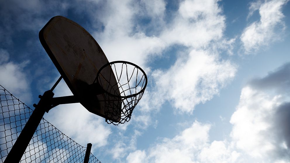 Basketkorg fotad underifrån i motljus.
