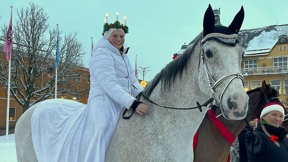 En lucia på en häst
