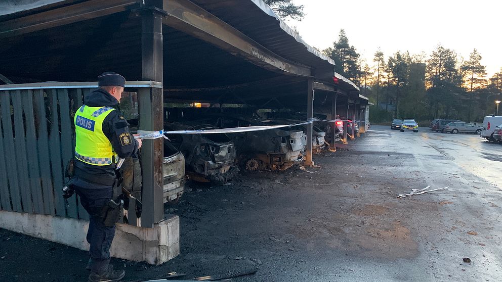 Polisen på plats vid garagelängan.