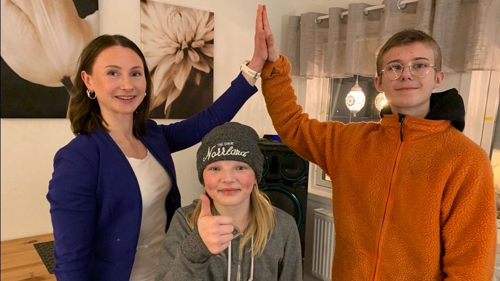 Amanda Hansson tillsammans med ungdomarna Joel Hansson och Molly Karlsson gör tummen upp för projektet Youth Up North.