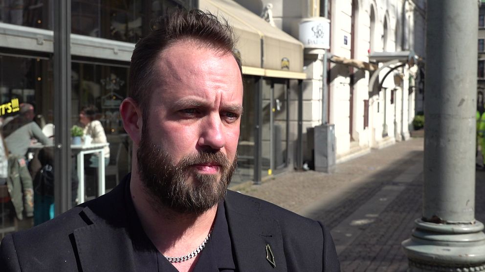Kristofer Lundberg blir intervjuad om AW-mötet