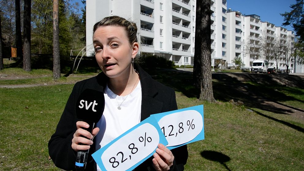 Reporter med skyltar som visar att i Ronna Norra i Södertälje röstade 12,8 procent och i  Södra Ängby i Bromma röstade 82,8 procent.
