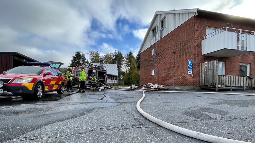 Brandbil framför flerbostadshus