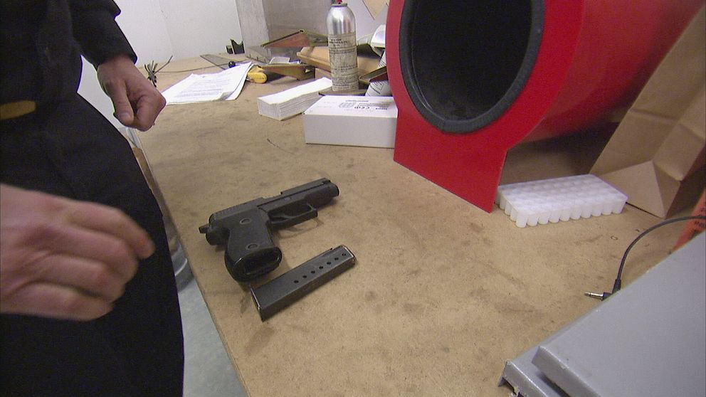 en polis och ett vapen