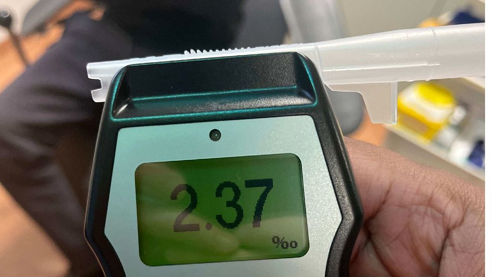 Lastbilschaufför stoppades med över 2,3 promille – hade spritflaska i ...