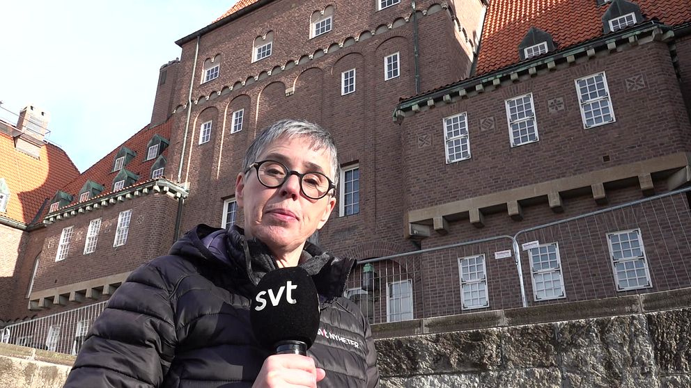 Reporter med svt-jacka står framför rådhuset i Östersund, där frimurarna har sina lokaler