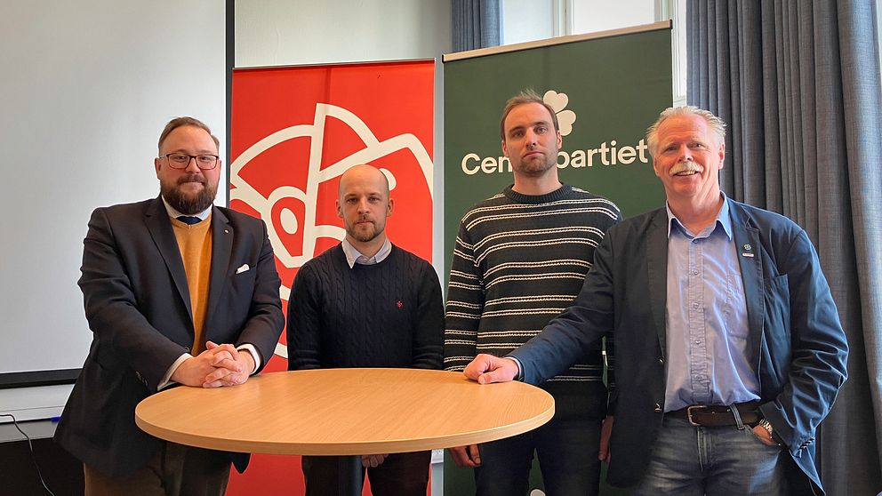 Fyra manliga politiker i Ragunda, Jonas Andersson, Anton Hammar, Jonas  Löfgren och Lennart Raswill står framför Socialdemokraternas och Centerpartiets roll-ups.