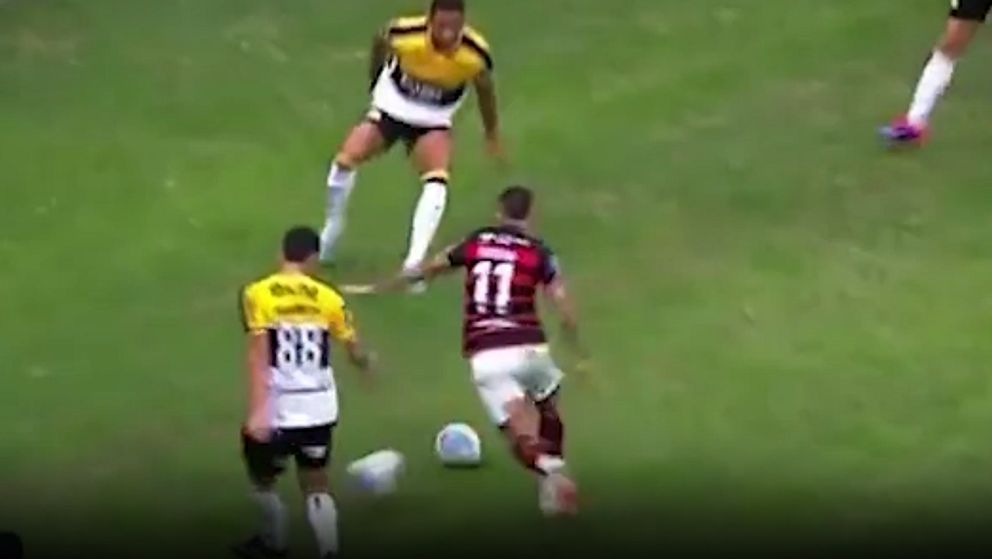 Det blev kaosscener i brasilianska ligan efter att en supporter kastade in en boll på planen.