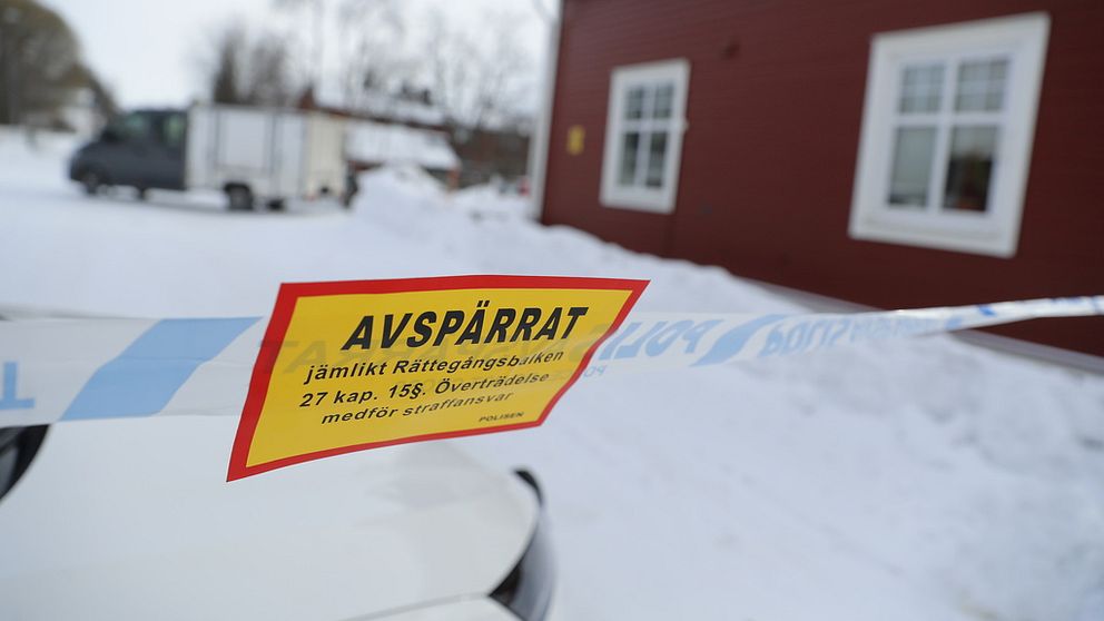 Brottsplatsen avspärrad vid villakvarteret.