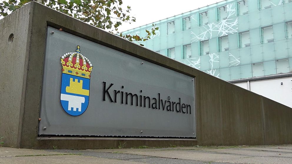 Kriminalvårdens logotyp syns på en sten utanför deras häkte i Helsingborg