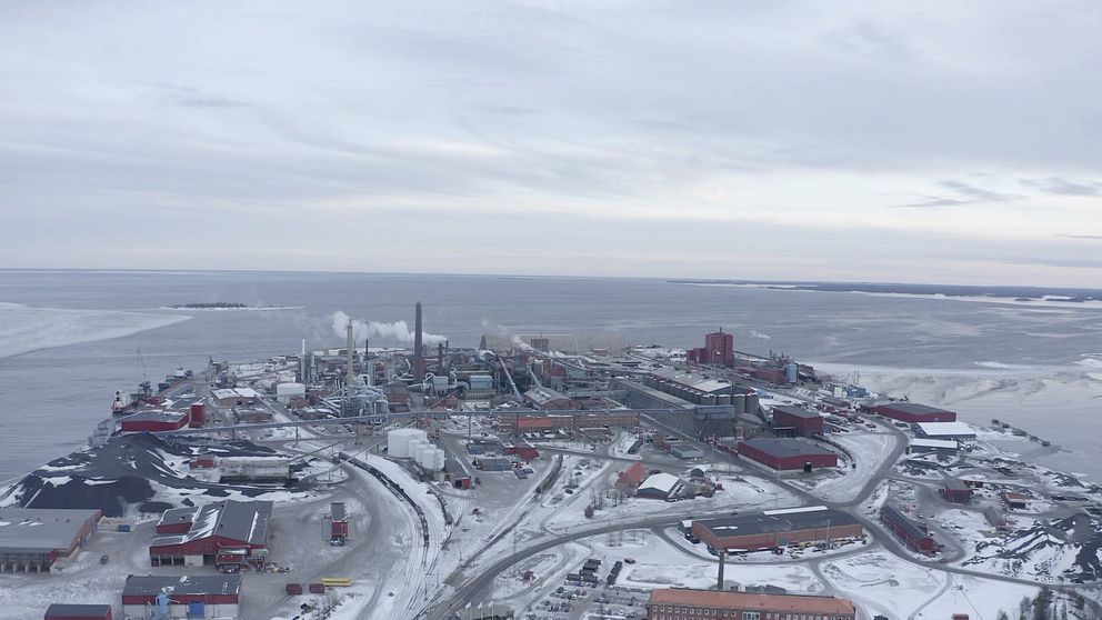 Drönarbild av Rönnskärsverken i Skelleftehamn, det är mulet och ett tunt lager snö på marken