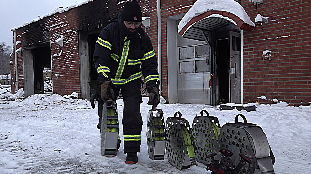 Brandmannen Abbe vid den nerbrunna brandstationen i Holmsund.