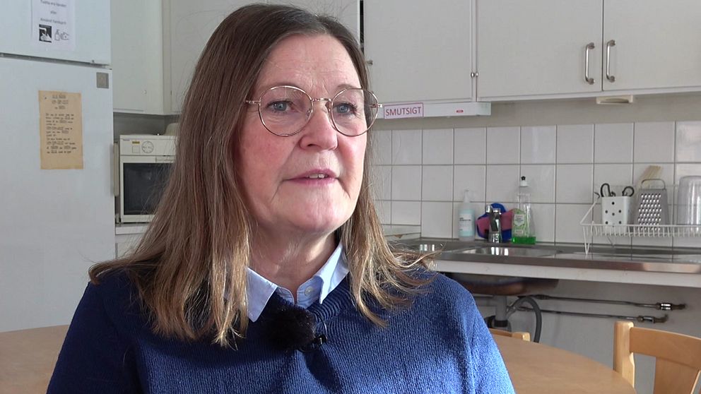 Ingrid Renberg, ordförande i FUB i Luleå  sitter vid ett köksbord i föreningens lokaler.