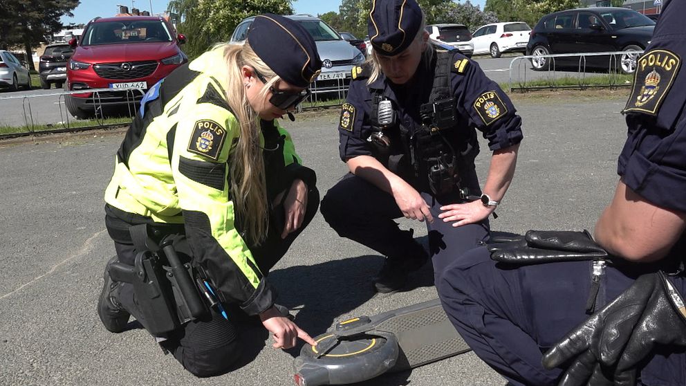 Poliser kontrollerar elsparkcykel