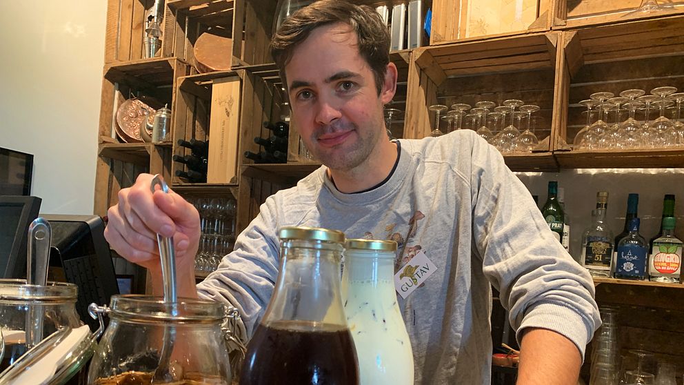 Kocken Gustav Öhman blandar om en dryck smaksatt med svamp.