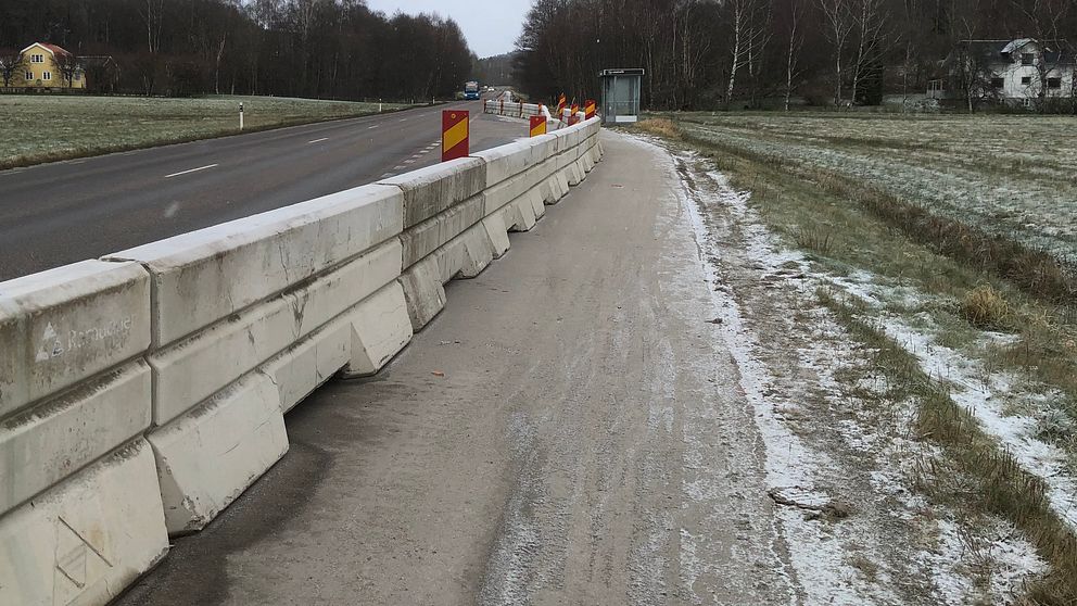 Betonghinder som ställts ut av Trafikverket på väg 650.