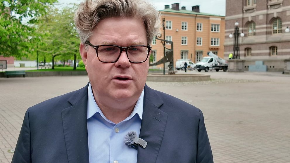 Justitieminister Gunnar Strömmer (M) i kostym ståendes utomhus på Tyska torget i Norrköping.