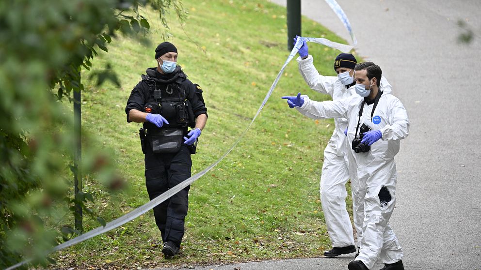 Poliser vid avspärrningen-.
